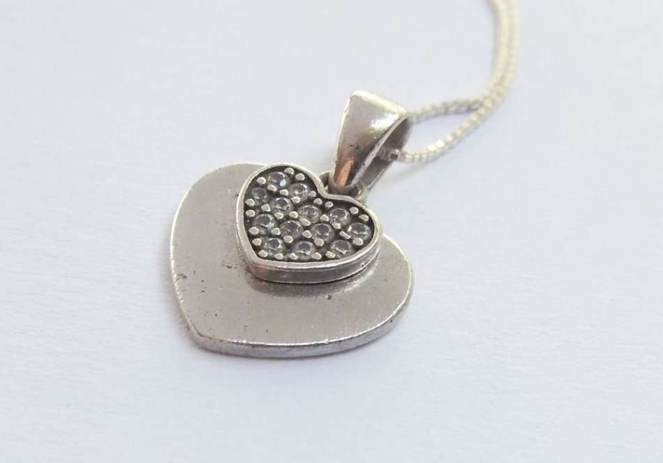 A LOVELY FACETED CZ SET STERLING SILVER DOUBLE HEART PENDANT WITH A STERLING SILVER NECKLACE !!