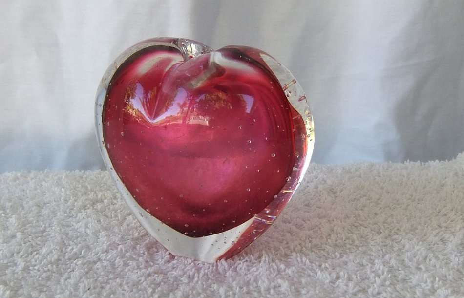 WOW !! A BEAUTIFUL VINTAGE STRAWBERRY OR HEART FORM MURANO GLASS PAPERWEIGHT POSY VASE !! STUNNER !!