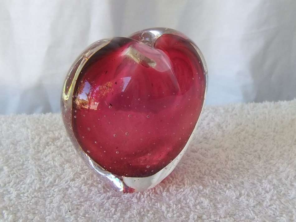 WOW !! A BEAUTIFUL VINTAGE STRAWBERRY OR HEART FORM MURANO GLASS PAPERWEIGHT POSY VASE !! STUNNER !!