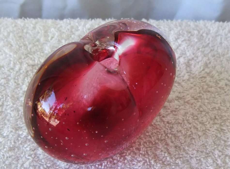 WOW !! A BEAUTIFUL VINTAGE STRAWBERRY OR HEART FORM MURANO GLASS PAPERWEIGHT POSY VASE !! STUNNER !!