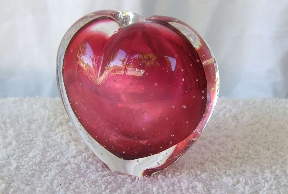 WOW !! A BEAUTIFUL VINTAGE STRAWBERRY OR HEART FORM MURANO GLASS PAPERWEIGHT POSY VASE !! STUNNER !!