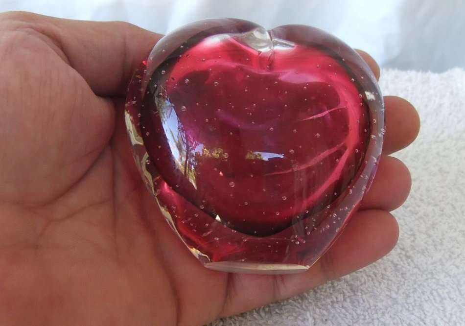 WOW !! A BEAUTIFUL VINTAGE STRAWBERRY OR HEART FORM MURANO GLASS PAPERWEIGHT POSY VASE !! STUNNER !!