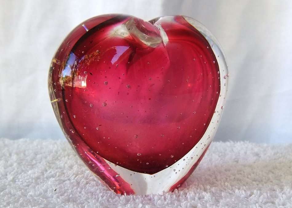 WOW !! A BEAUTIFUL VINTAGE STRAWBERRY OR HEART FORM MURANO GLASS PAPERWEIGHT POSY VASE !! STUNNER !!