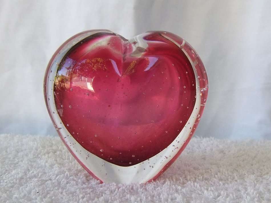 WOW !! A BEAUTIFUL VINTAGE STRAWBERRY OR HEART FORM MURANO GLASS PAPERWEIGHT POSY VASE !! STUNNER !!