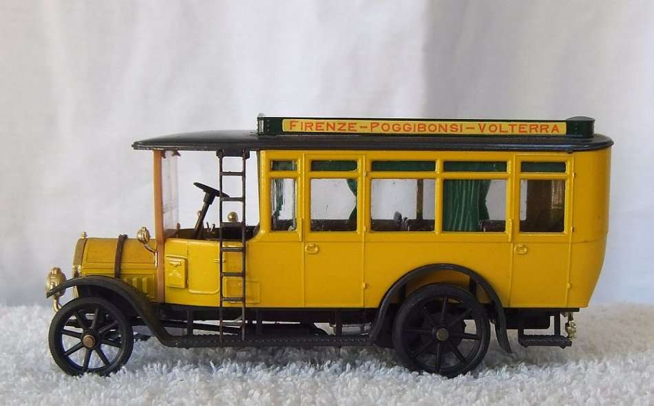 A SUPERB DETAILED 1:43 SCALE MODEL OF THE "" FIAT OMNIBUS "":BY RIO !! MADE IN ITALY !! AWESOME !!