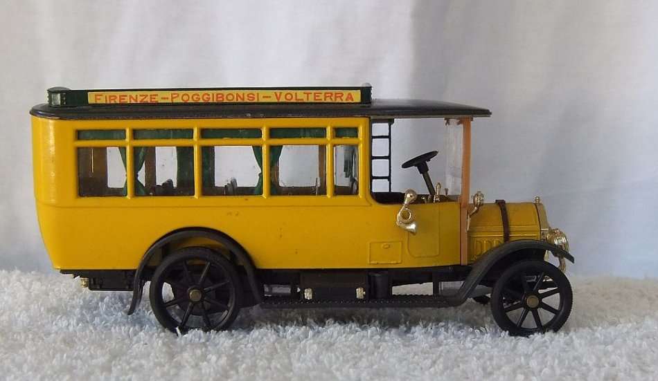 A SUPERB DETAILED 1:43 SCALE MODEL OF THE "" FIAT OMNIBUS "":BY RIO !! MADE IN ITALY !! AWESOME !!
