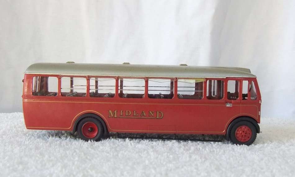 AN EXTREMELY WELL DETAILED VINTAGE MODELOF THE "MIDLAND RED" PASSENGER BUS !! STUNNING 4 COLLECTORS