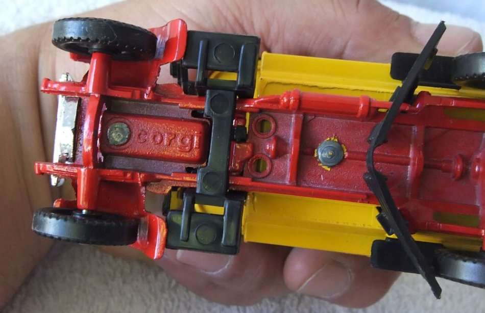 AN INTERESTING VINTAGE DIE CAST METAL MODEL OF A TRAMWAYS PASSENGER BUS BY CORGI !! MADE IN ENGLAND