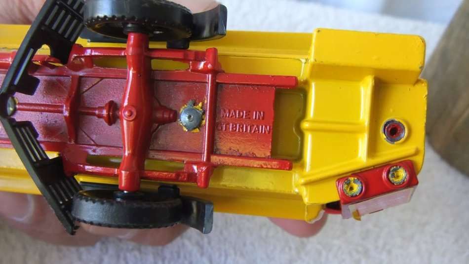 AN INTERESTING VINTAGE DIE CAST METAL MODEL OF A TRAMWAYS PASSENGER BUS BY CORGI !! MADE IN ENGLAND