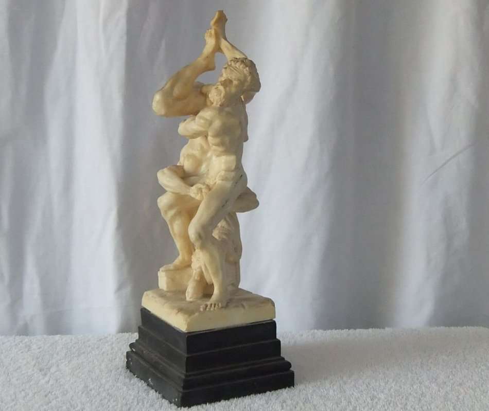 AN UNBELIEVABLY WELL DETAILED VINTAGE RESIN COMPOSITE FIGURE OF HERCULES AND DIOMEDES ON BASE !!