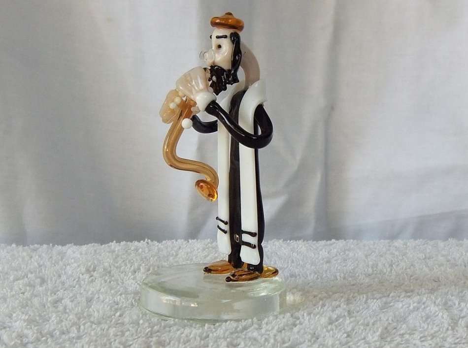 WOW ! A MASTERFULLY CRAFTED HAND BLOWN VENETIAN ART GLASS SCULPTURE OF A MUSICIAN !! AMAZING WORK !!