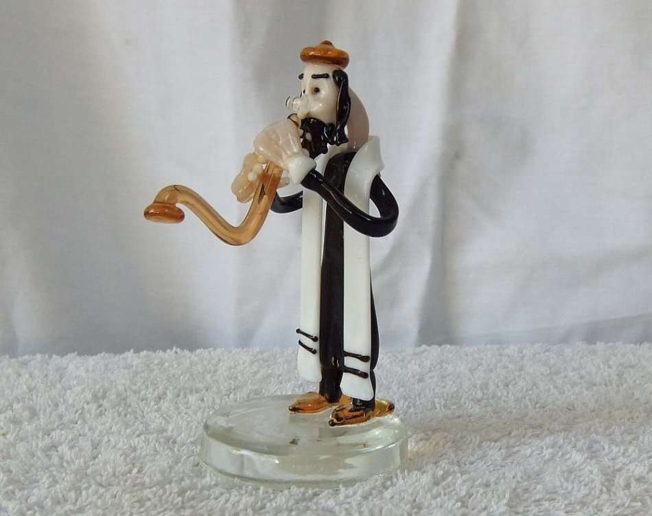 WOW ! A MASTERFULLY CRAFTED HAND BLOWN VENETIAN ART GLASS SCULPTURE OF A MUSICIAN !! AMAZING WORK !!