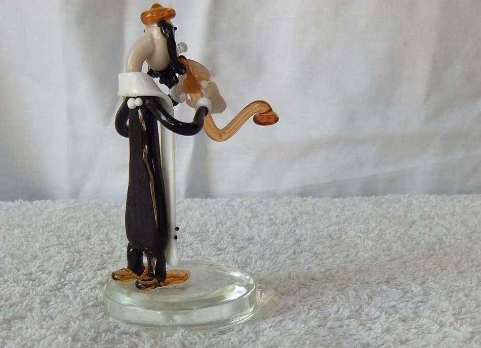 WOW ! A MASTERFULLY CRAFTED HAND BLOWN VENETIAN ART GLASS SCULPTURE OF A MUSICIAN !! AMAZING WORK !!