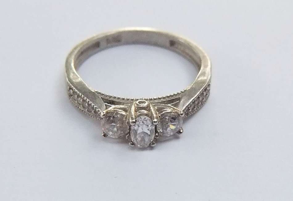 AN IRRESISTIBLE SOLID STERLING SILVER ENGAGEMENT STYLE RING WITH GORGEOUS FACETED STONES !! WOW !!