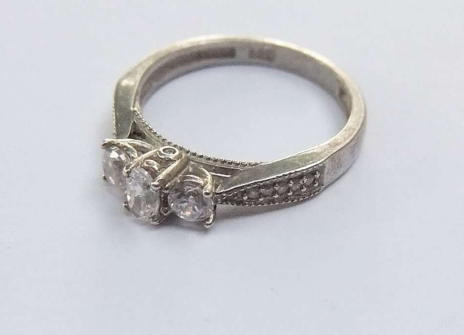AN IRRESISTIBLE SOLID STERLING SILVER ENGAGEMENT STYLE RING WITH GORGEOUS FACETED STONES !! WOW !!