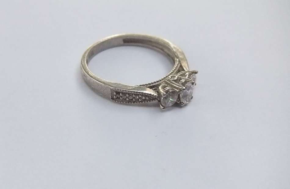 AN IRRESISTIBLE SOLID STERLING SILVER ENGAGEMENT STYLE RING WITH GORGEOUS FACETED STONES !! WOW !!