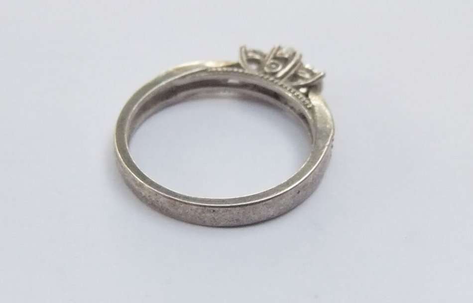 AN IRRESISTIBLE SOLID STERLING SILVER ENGAGEMENT STYLE RING WITH GORGEOUS FACETED STONES !! WOW !!