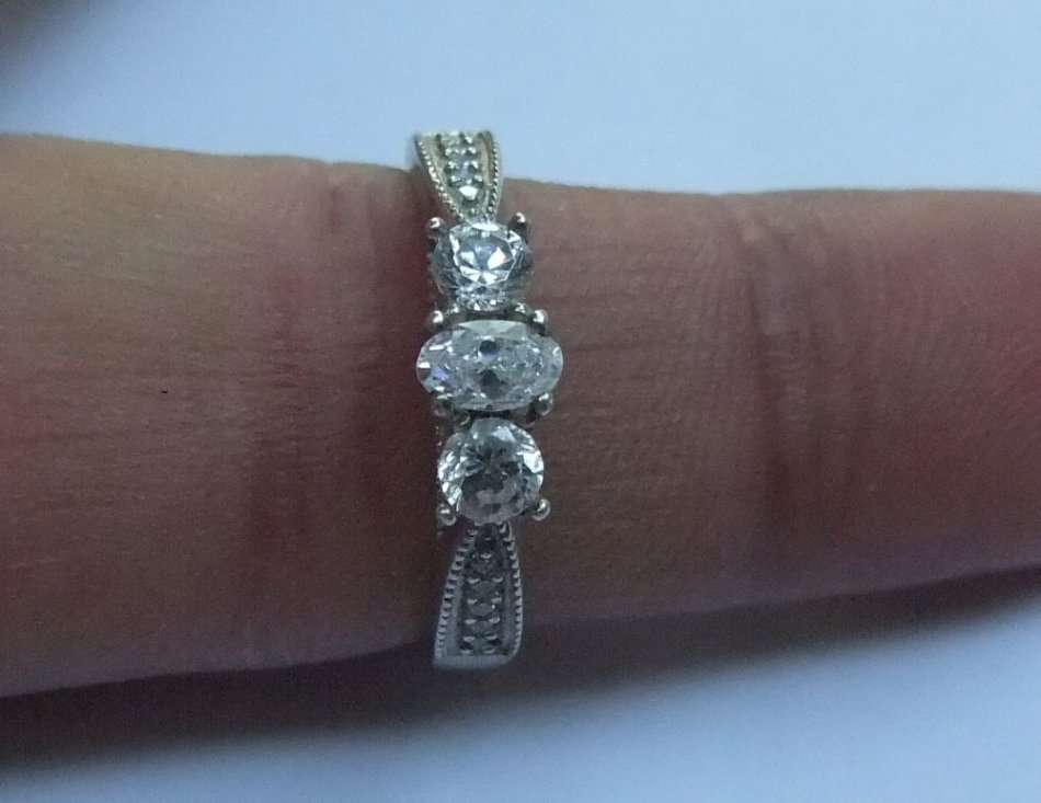 AN IRRESISTIBLE SOLID STERLING SILVER ENGAGEMENT STYLE RING WITH GORGEOUS FACETED STONES !! WOW !!