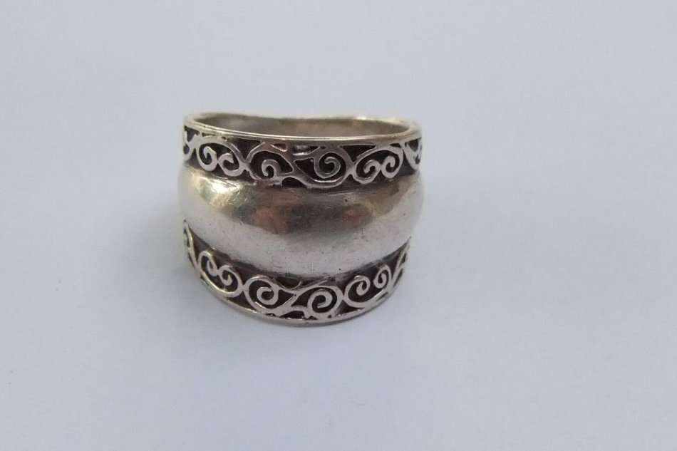 A SUPERB QUALITY WIDE SOLID STERLING SILVER DOME STYLE RING WITH CURVE PATTERNS ON EITHER SIDE !!