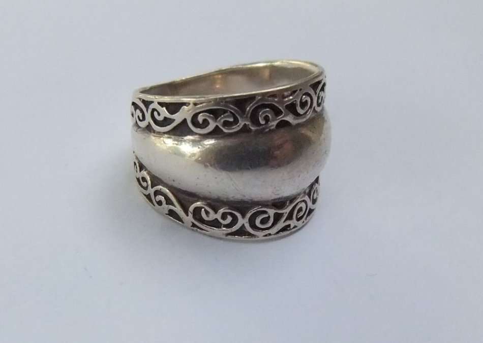 A SUPERB QUALITY WIDE SOLID STERLING SILVER DOME STYLE RING WITH CURVE PATTERNS ON EITHER SIDE !!