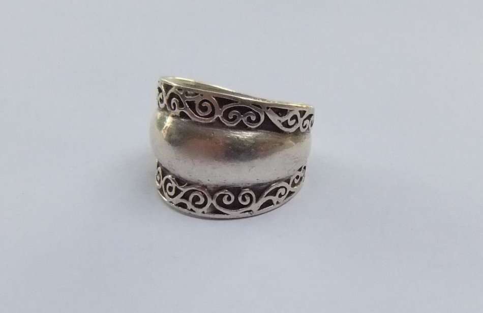 A SUPERB QUALITY WIDE SOLID STERLING SILVER DOME STYLE RING WITH CURVE PATTERNS ON EITHER SIDE !!