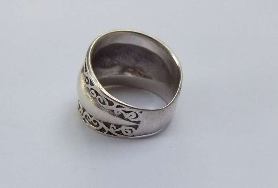 A SUPERB QUALITY WIDE SOLID STERLING SILVER DOME STYLE RING WITH CURVE PATTERNS ON EITHER SIDE !!