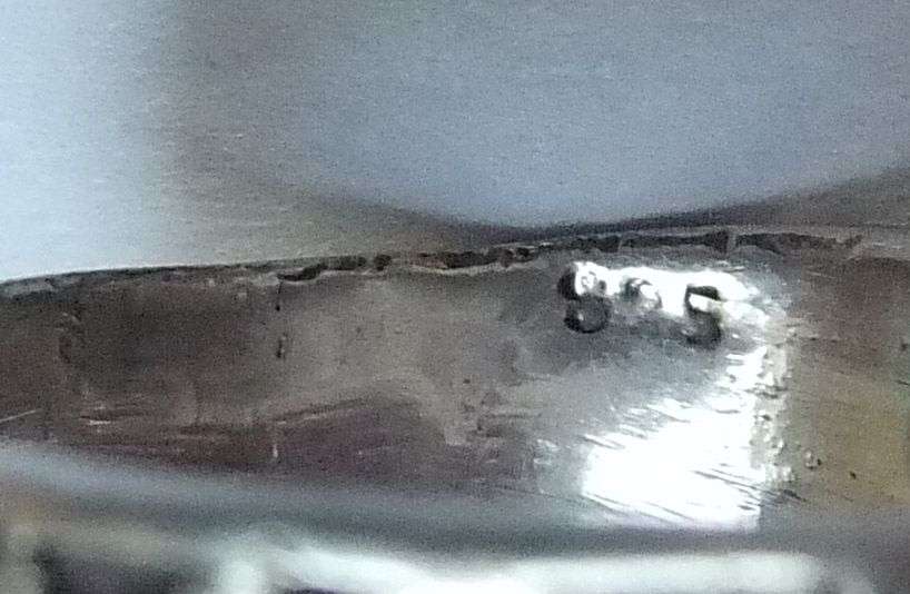 A SUPERB QUALITY WIDE SOLID STERLING SILVER DOME STYLE RING WITH CURVE PATTERNS ON EITHER SIDE !!