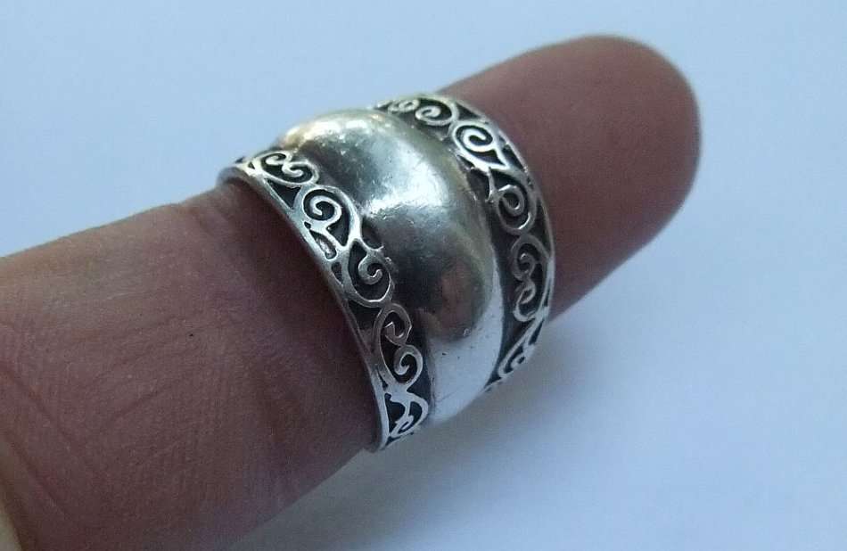 A SUPERB QUALITY WIDE SOLID STERLING SILVER DOME STYLE RING WITH CURVE PATTERNS ON EITHER SIDE !!