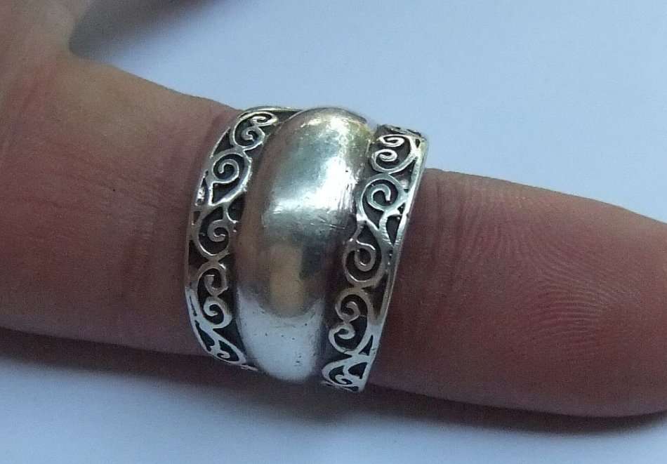 A SUPERB QUALITY WIDE SOLID STERLING SILVER DOME STYLE RING WITH CURVE PATTERNS ON EITHER SIDE !!