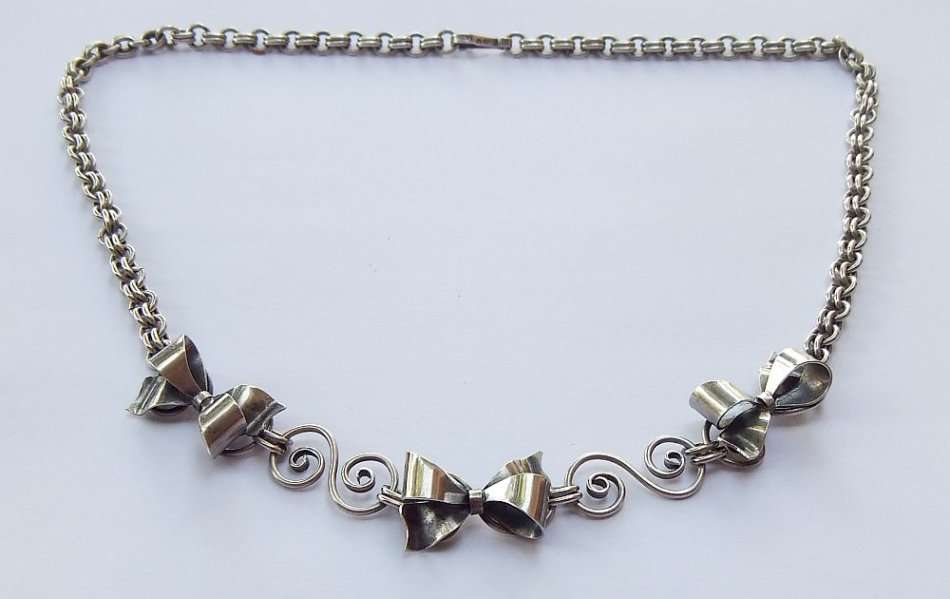 SUPERIOR IN EVERY WAY !! A HEAVY MASTERFULLY MADE STERLING SILVER NECKLACE WITH BOWS !! LOVE IT !!
