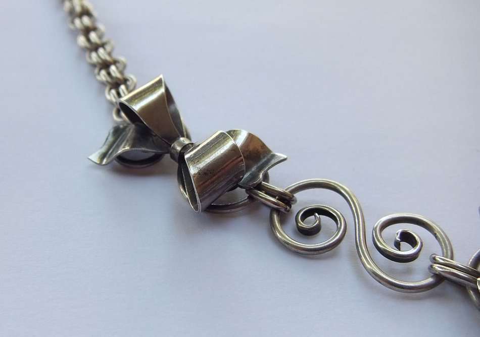 SUPERIOR IN EVERY WAY !! A HEAVY MASTERFULLY MADE STERLING SILVER NECKLACE WITH BOWS !! LOVE IT !!