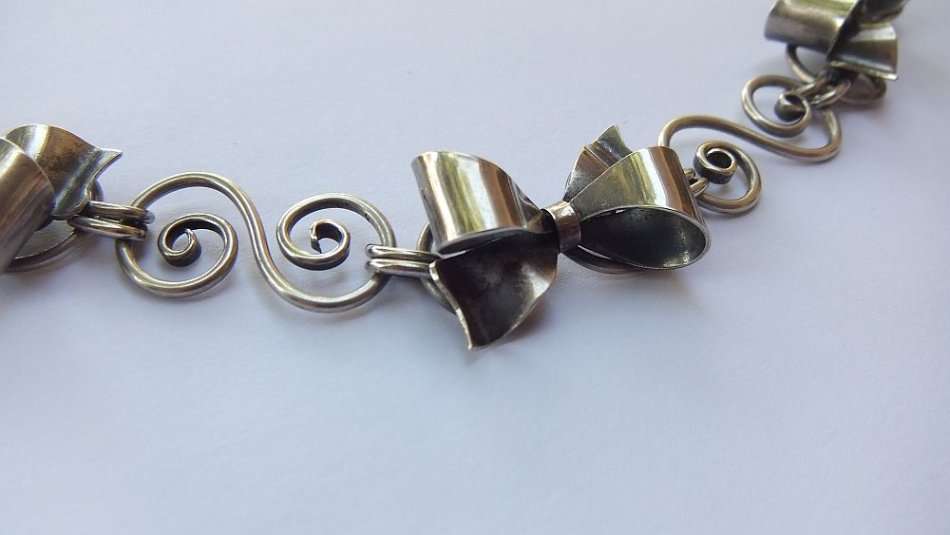 SUPERIOR IN EVERY WAY !! A HEAVY MASTERFULLY MADE STERLING SILVER NECKLACE WITH BOWS !! LOVE IT !!