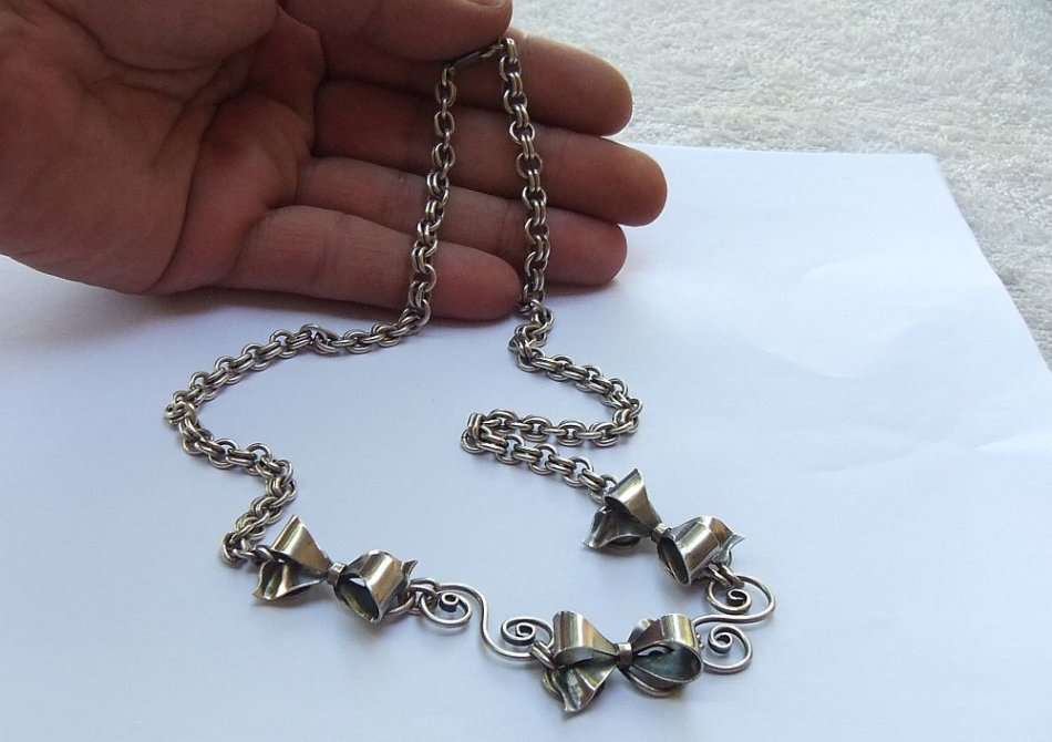 SUPERIOR IN EVERY WAY !! A HEAVY MASTERFULLY MADE STERLING SILVER NECKLACE WITH BOWS !! LOVE IT !!