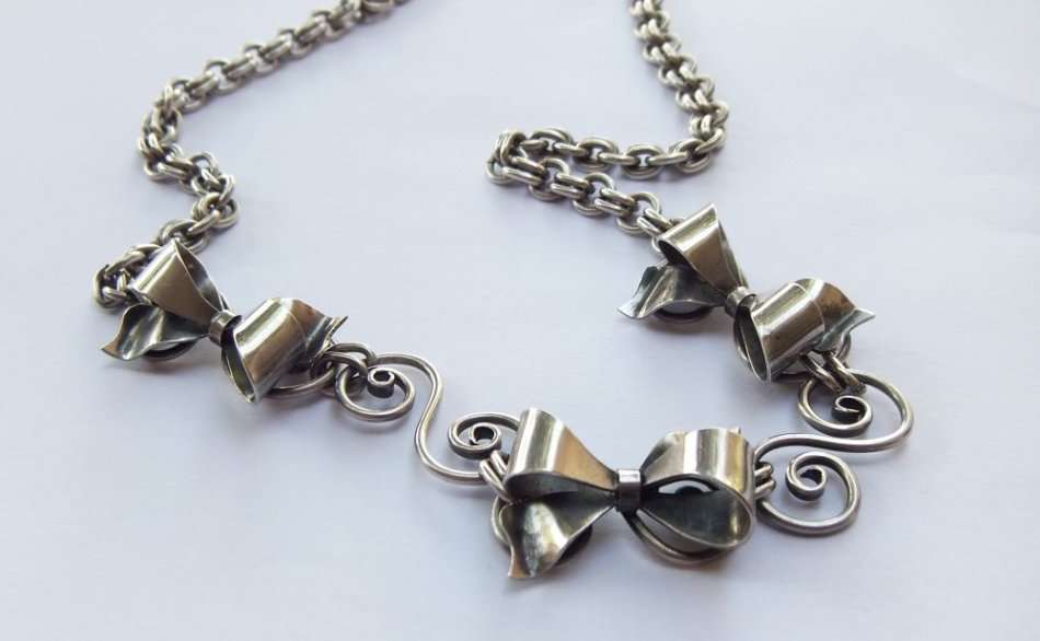 SUPERIOR IN EVERY WAY !! A HEAVY MASTERFULLY MADE STERLING SILVER NECKLACE WITH BOWS !! LOVE IT !!