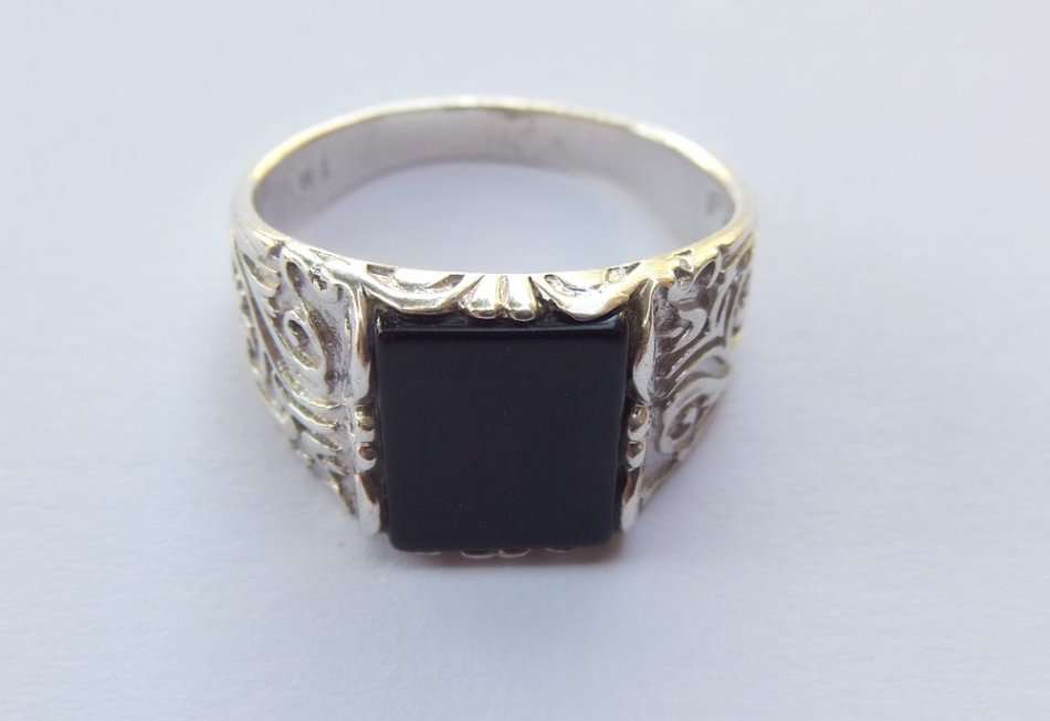 WOW !! A TRULY SUPERIOR QUALITY SOLID STERLING SILVER RING WITH CURVES DESIGN AND POLISHED ONYX !!