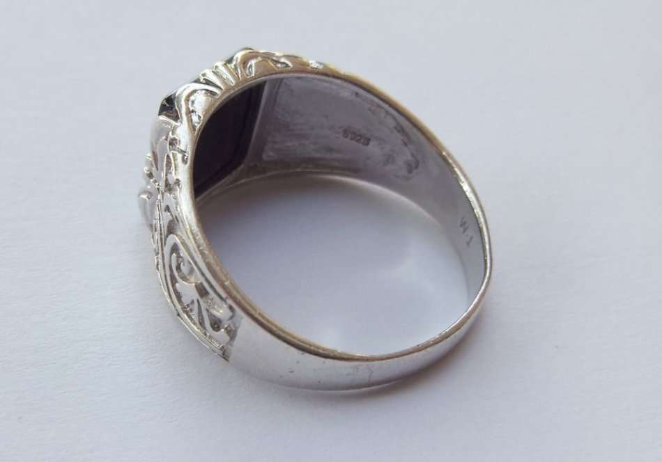 WOW !! A TRULY SUPERIOR QUALITY SOLID STERLING SILVER RING WITH CURVES DESIGN AND POLISHED ONYX !!