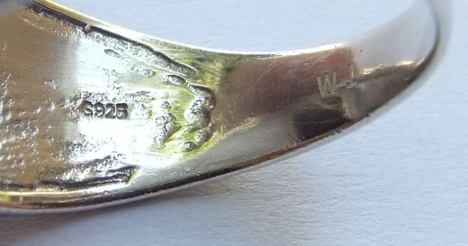 WOW !! A TRULY SUPERIOR QUALITY SOLID STERLING SILVER RING WITH CURVES DESIGN AND POLISHED ONYX !!