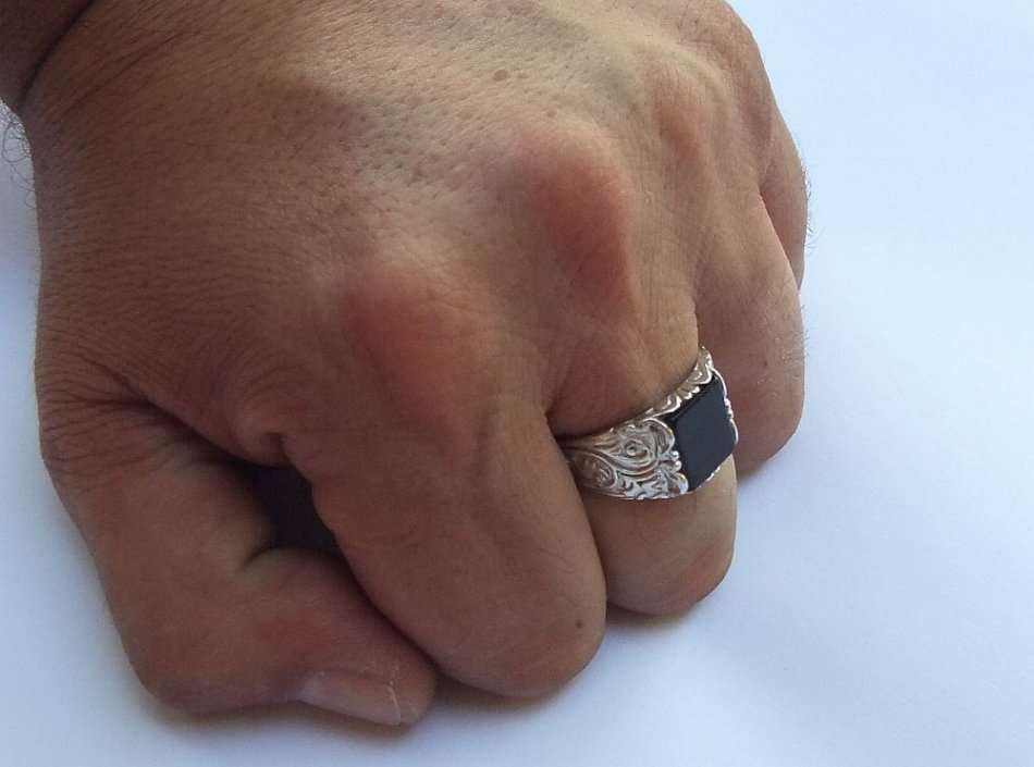 WOW !! A TRULY SUPERIOR QUALITY SOLID STERLING SILVER RING WITH CURVES DESIGN AND POLISHED ONYX !!