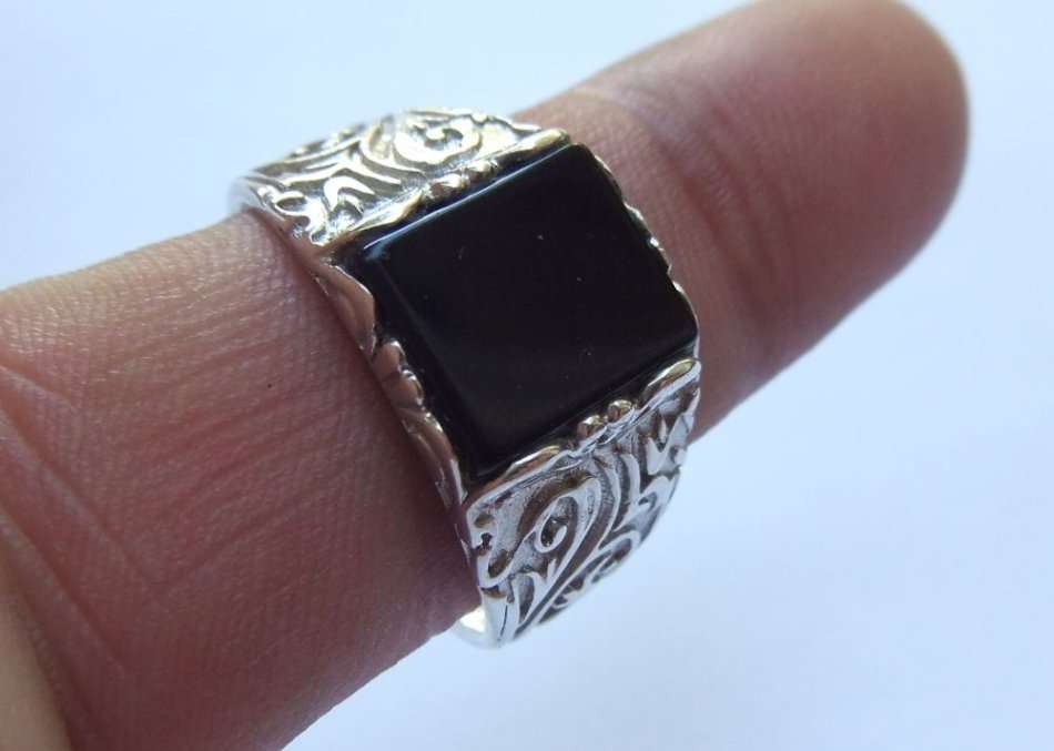 WOW !! A TRULY SUPERIOR QUALITY SOLID STERLING SILVER RING WITH CURVES DESIGN AND POLISHED ONYX !!