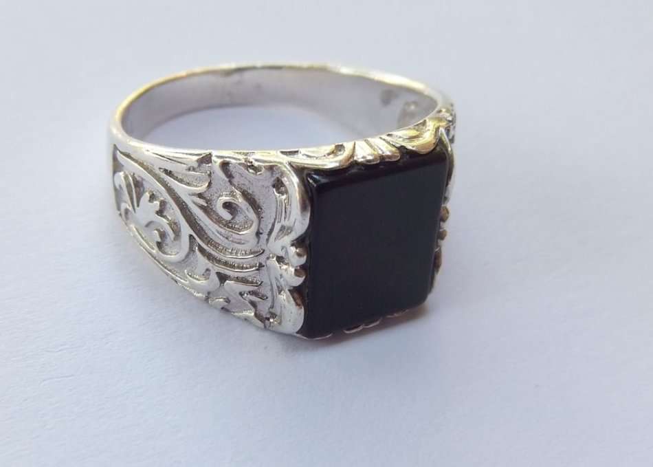 WOW !! A TRULY SUPERIOR QUALITY SOLID STERLING SILVER RING WITH CURVES DESIGN AND POLISHED ONYX !!