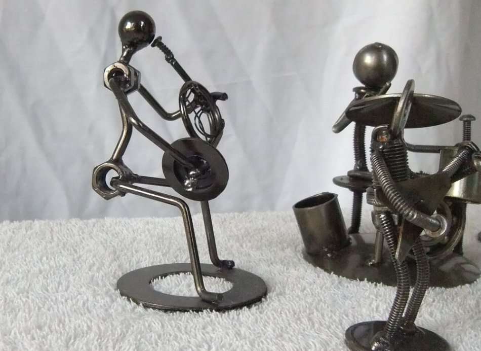 BOLT YOURSELF DOWN IF YOU ARE NUTS ABOUT MUSIC !! A REALLY COOL ""HEAVY METAL"" BAND !! BID FOR ALL