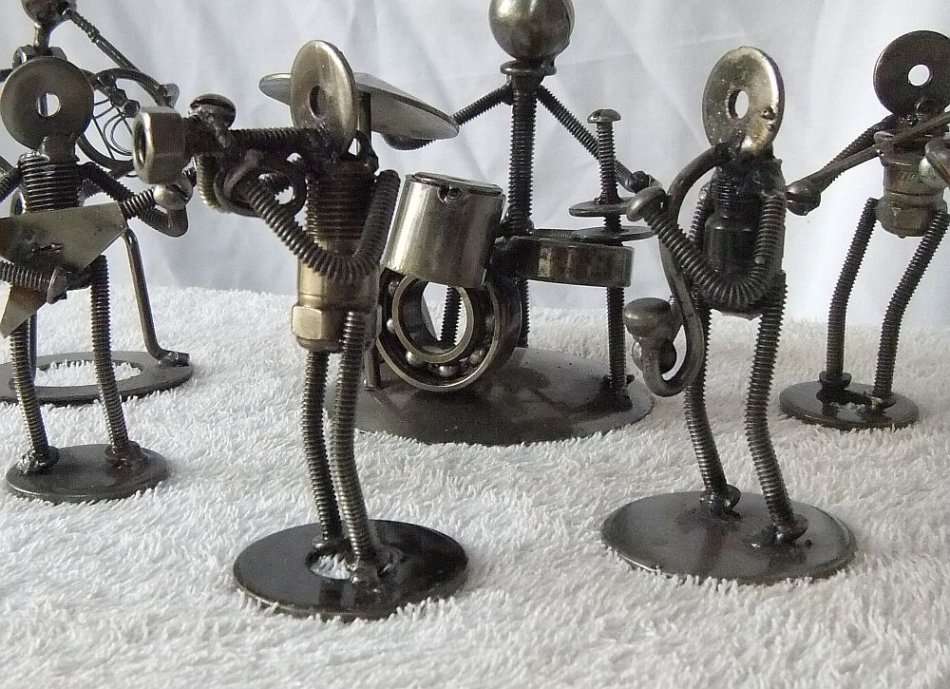 BOLT YOURSELF DOWN IF YOU ARE NUTS ABOUT MUSIC !! A REALLY COOL ""HEAVY METAL"" BAND !! BID FOR ALL