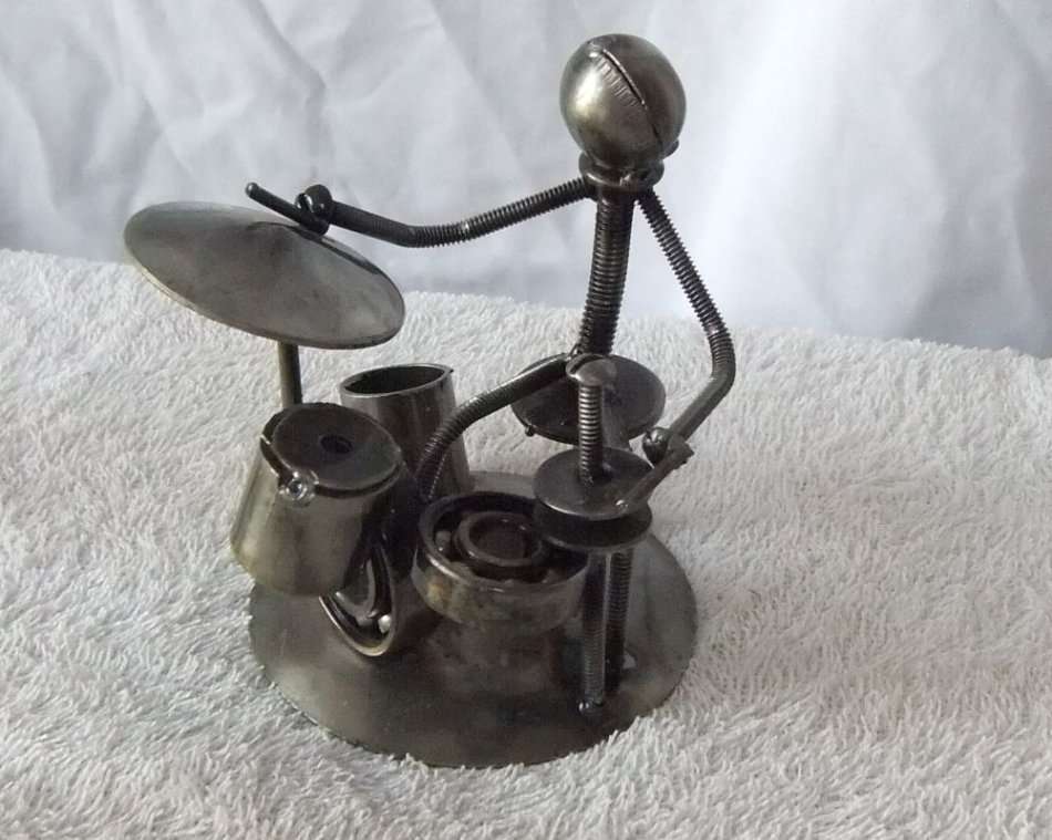 BOLT YOURSELF DOWN IF YOU ARE NUTS ABOUT MUSIC !! A REALLY COOL ""HEAVY METAL"" BAND !! BID FOR ALL