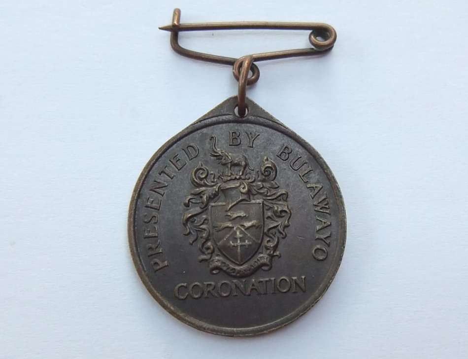 A VINTAGE 1953 BRONZE MEDALLION ISSUED TO COMMEMORATE THE CORONATION OF THE QUEEN !! FREE COMBINING