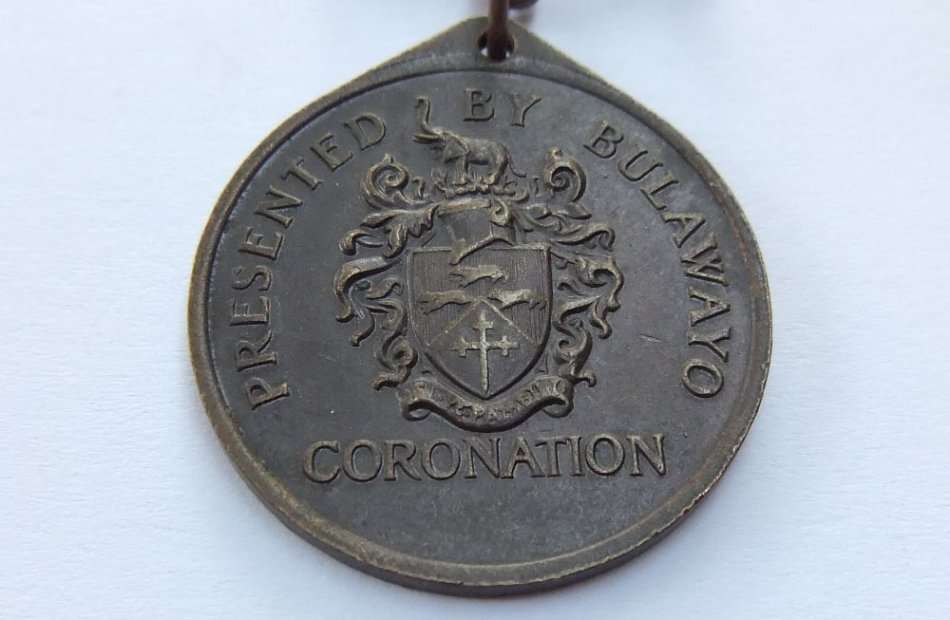 A VINTAGE 1953 BRONZE MEDALLION ISSUED TO COMMEMORATE THE CORONATION OF THE QUEEN !! FREE COMBINING