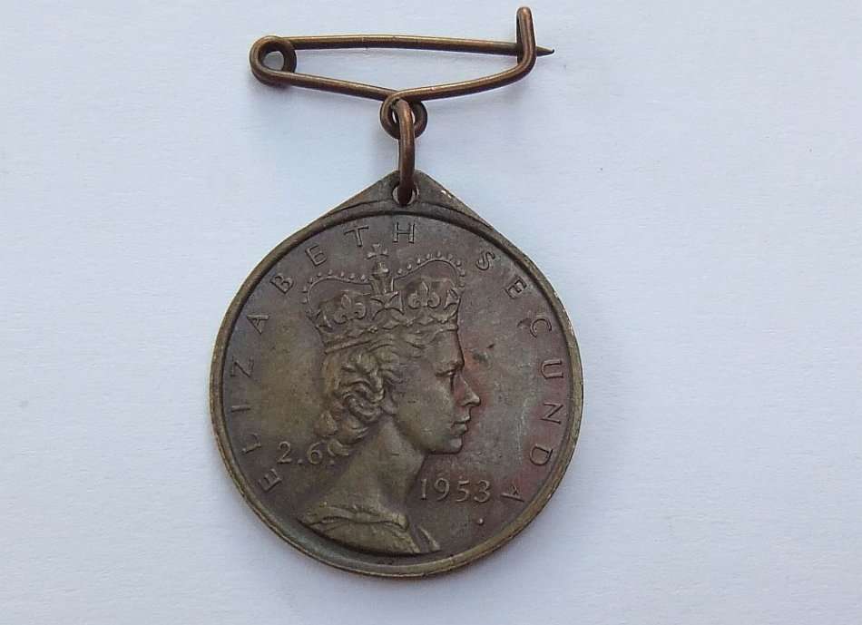 A VINTAGE 1953 BRONZE MEDALLION ISSUED TO COMMEMORATE THE CORONATION OF THE QUEEN !! FREE COMBINING
