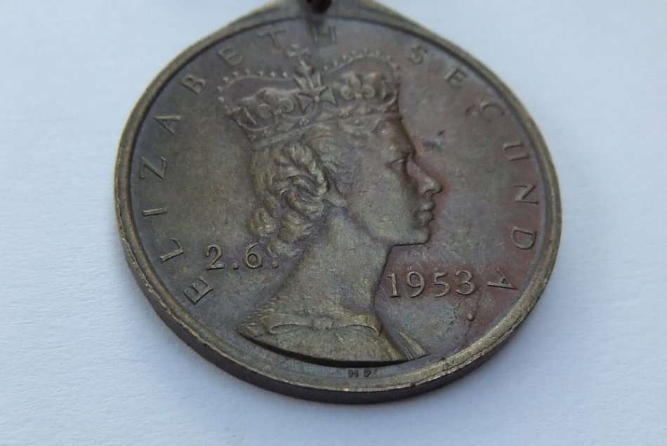 A VINTAGE 1953 BRONZE MEDALLION ISSUED TO COMMEMORATE THE CORONATION OF THE QUEEN !! FREE COMBINING