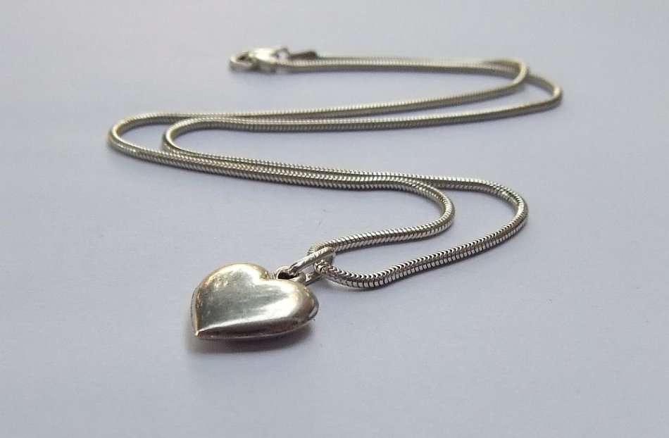 A GOOD QUALITY SOLID STERLING SILVER SNAKE DESIGN NECKLACE WITH A HEAVY HEART PENDANT !! WOW !!