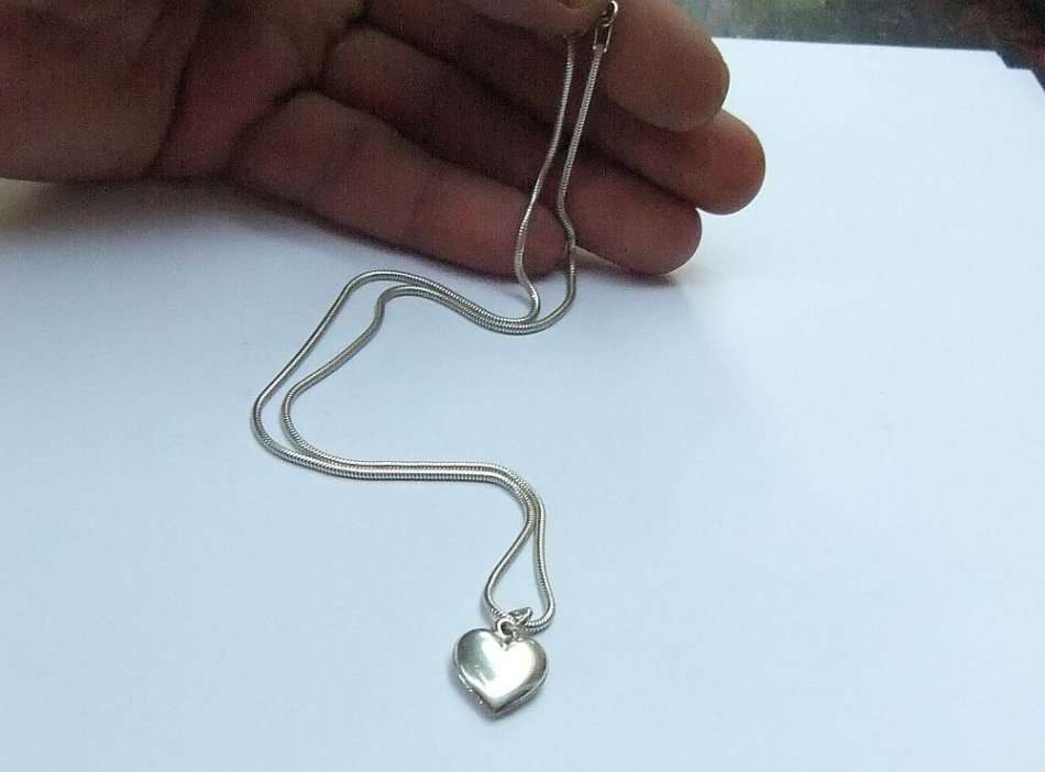A GOOD QUALITY SOLID STERLING SILVER SNAKE DESIGN NECKLACE WITH A HEAVY HEART PENDANT !! WOW !!