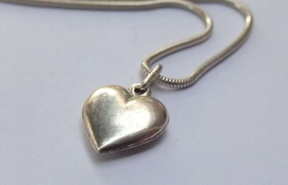 A GOOD QUALITY SOLID STERLING SILVER SNAKE DESIGN NECKLACE WITH A HEAVY HEART PENDANT !! WOW !!